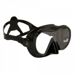 A black scuba diving mask with a wide lens and adjustable strap.
